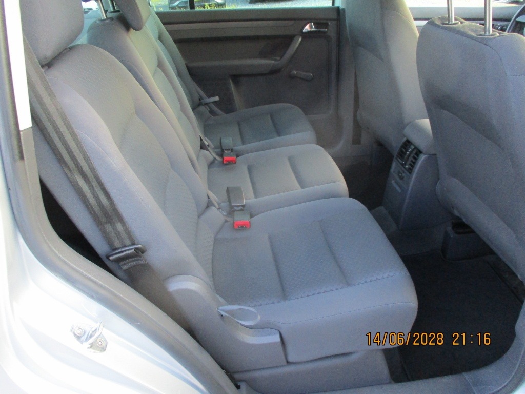 Volkswagen Touran 1.6-16V FSI APK 3-7-2027 foto's