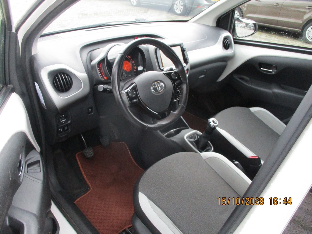 Toyota Aygo 1.0 VVT-i x-play navi cruise foto's