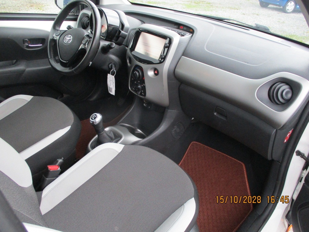 Toyota Aygo 1.0 VVT-i x-play navi cruise foto's