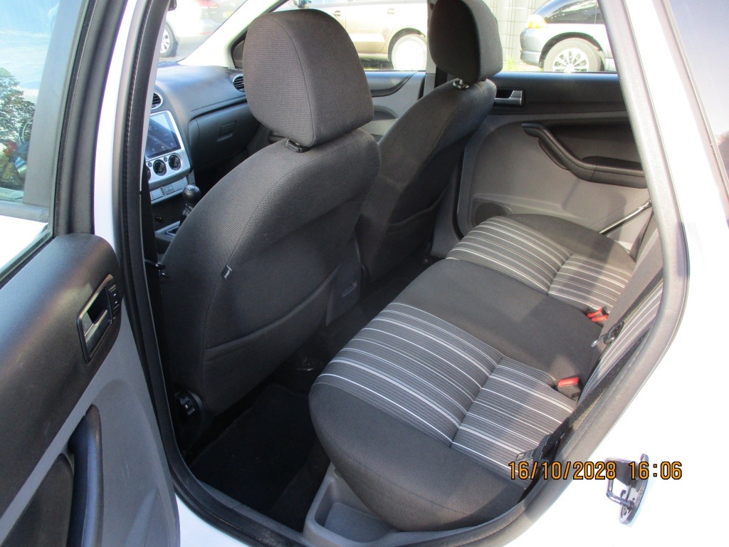 Ford FOCUS Wagon 1.6 Comf AIRCO APK 4-27 foto's